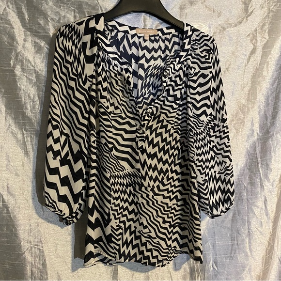 Banana Republic crepe zig zag top SZ XS GUC Button front and cuffs, light - Picture 5 of 9
